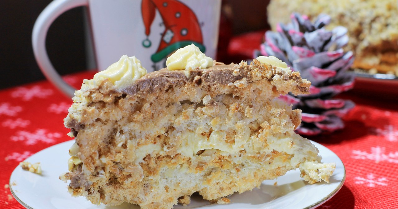 Warstwowe ciasto z kremem i bezikami idealnie sprawdzi się na rodzinne spotkania /sheftme /123RF/PICSEL