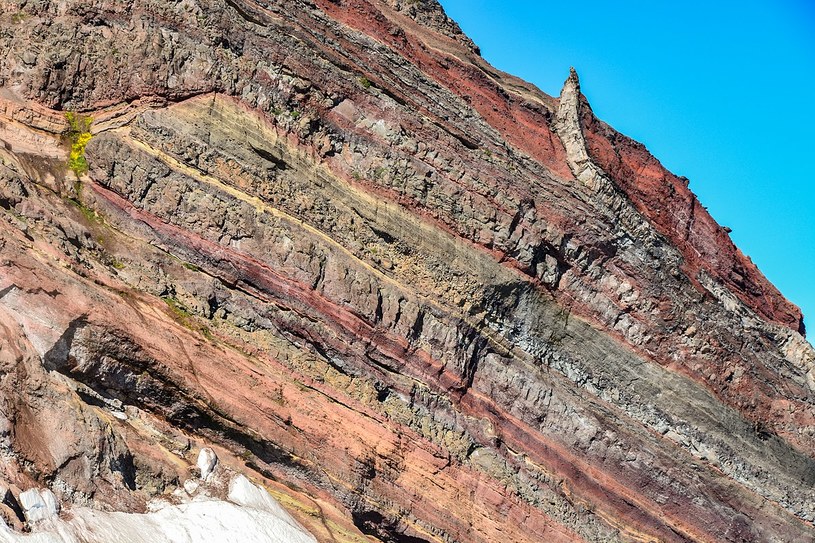 Warstwy skał wulkanicznych na zboczach Broken Top nad lodowcem Bend /Chaneyforkriver/CC BY-SA 4.0 /Wikimedia