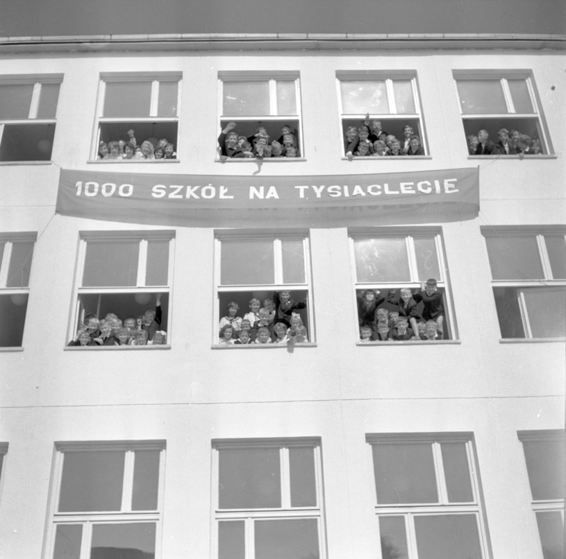 Warszawa, 01.09.1961. Rozpoczęcie roku szkolnego w nowej szkole im. Tysiaclecia Państwa Polskiego (tzw. Tysiaclatka) /Andrzej Marczak /Forum /Agencja FORUM