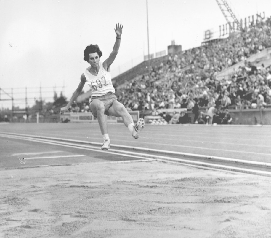 Warszawa 06.1971. Stadion "Skry". Lekkoatletyczne Mistrzostwa Polski. Nz. w skoku w dal Irena Szewińska /PAP/CAF-Zbigniew Matuszewski /PAP