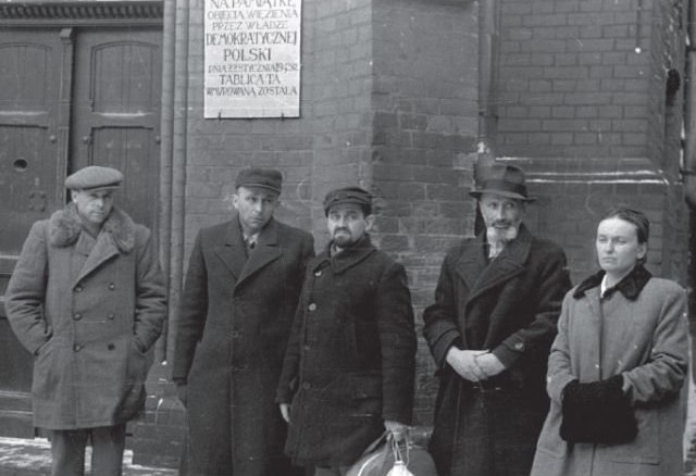 Warszawa, 07.02.1947 - ułaskawieni przez Bieruta członkowie WiN przed więzieniem: Od lewej: mjr. Tadeusz Jachimek, płk. Jan Rzepecki, płk. Antoni Sanojca, ppłk. Jan Szczurek-Cergowski i kpt. Emilia Malessa /