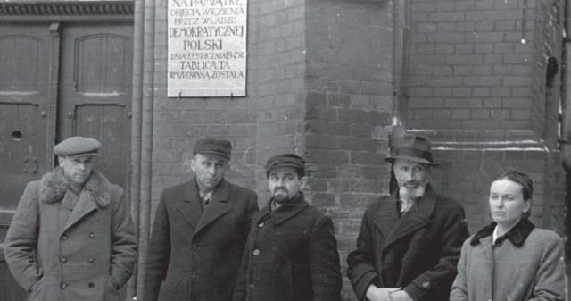 Warszawa, 07.02.1947 - ułaskawieni przez Bieruta członkowie WiN przed więzieniem: Od lewej: mjr. Tadeusz Jachimek, płk. Jan Rzepecki, płk. Antoni Sanojca, ppłk. Jan Szczurek-Cergowski i kpt. Emilia Malessa /