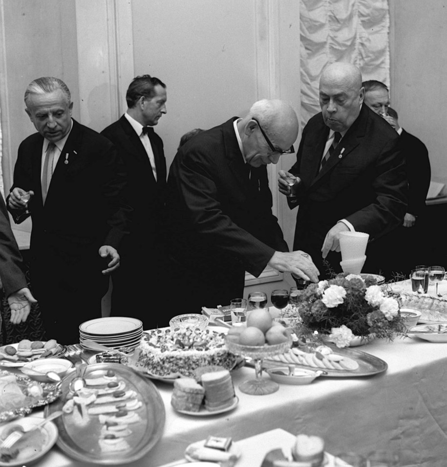 Warszawa 07.1970. Przewodniczący Rady Państwa PRL Marian Spychalski (L), I sekretarz KC PZPR Władysław Gomułka (C) i Premier Polskiej Rzeczypospolitej Ludowej Józef Cyrankiewicz (P) na przyjęciu z okazji 22 lipca w Urzędzie Rady Ministrów /Edmund Uchymiak /PAP