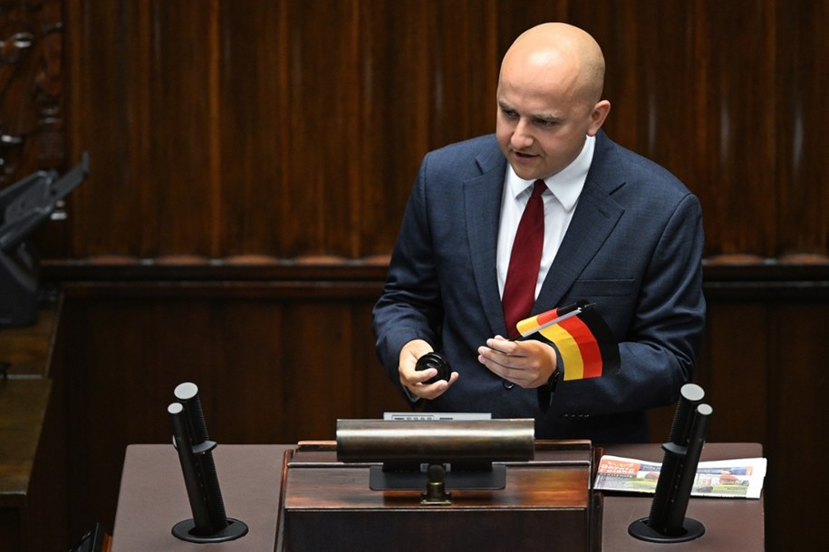 Warszawa, 08.07.2025. Przemawaiający poseł PiS Dariusz Matecki z niemiecką flagą, którą chwilę później położył na miejscu, gdzie zwykle siedzi premier Donald Tusk /Radek Pietruszka /PAP