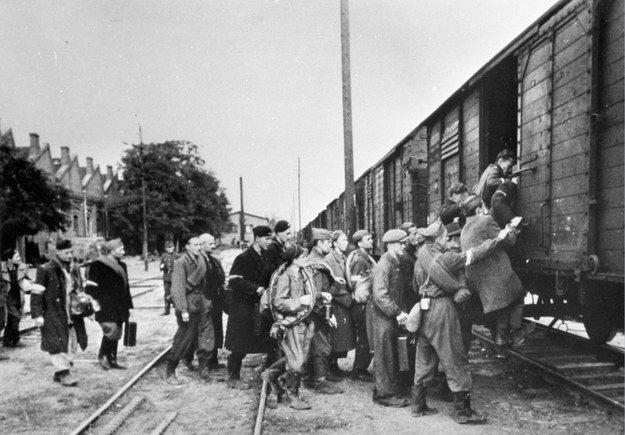 Warszawa, 10.1944r. Ludność cywilna opuszcza gruzy Warszawy po ustaniu walk powstańczych /CAF /PAP