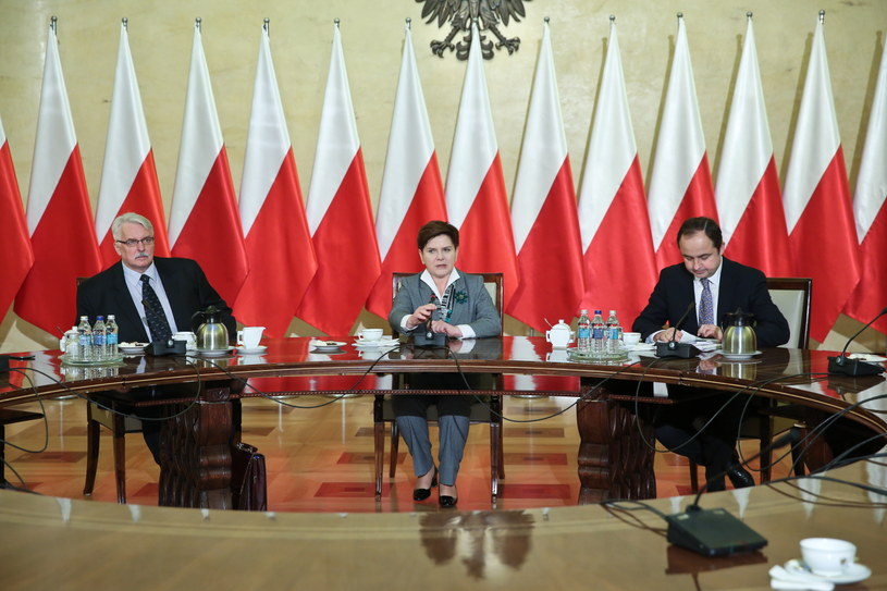 Warszawa, 12.01.2016. Premier Beata Szydło, Witold Waszczykowski i Konrad Szymański w KPRM, podczas spotkania ws. sytuacji międzynarodowej i polityki zagranicznej /Rafał Guz /PAP