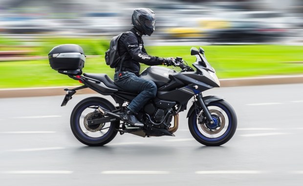 Warszawa: 16-latek wjechał motocyklem w matkę z dwójką dzieci