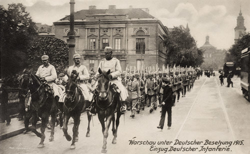 Warszawa 1915. Niemiecka piechota na Karkowskim Przedmieściu. /Fot. Ośrodka KARTA /