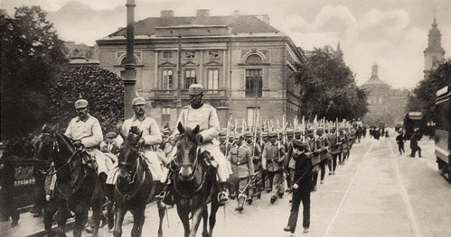 Warszawa 1915. Niemiecka piechota na Karkowskim Przedmieściu. /Fot. Ośrodka KARTA /