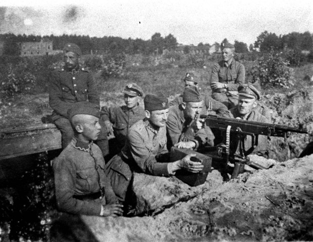 Warszawa 1920 r. Żołnierze przy stanowisku polskich karabinów maszynowych podczas akcji w rejonie Radzymina /archiwum /PAP