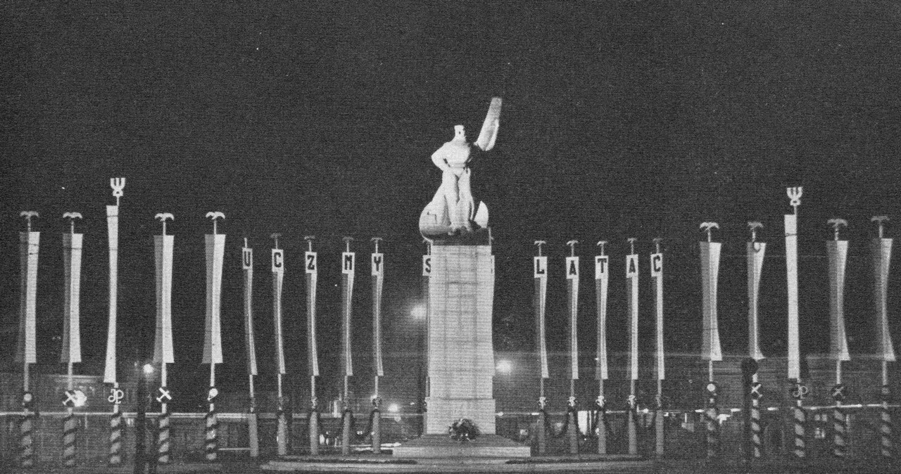 Warszawa, 1935 r. Dekoracja Placu Unii Lubelskiej pod haslem L.O.P.P. Uczmy sie latac. Liga Obrony Powietrznej i Przeciwgazowej. Reprodukcja FoKa/FORUM /Agencja FORUM