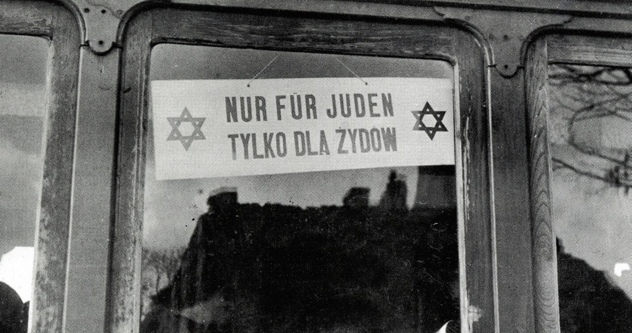 Warszawa, 1940. Tramwaj tylko dla Żydow, okupacja hitlerowska. Reprodukcja FoKa/FORUM /Agencja FORUM