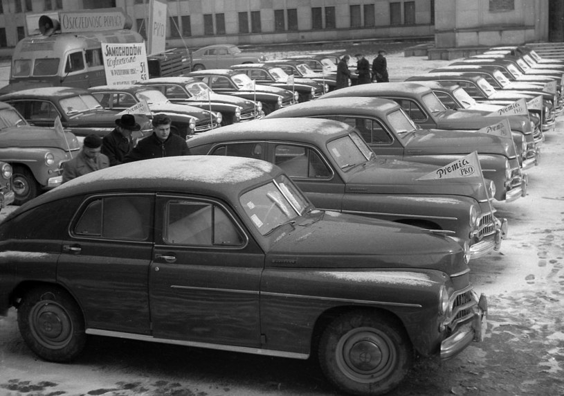 Warszawa, 1960 r. Wylosowane samochody marki "Warszawa" w konkursie oszczędności PKO /Zbyszko Siemaszko /Agencja FORUM