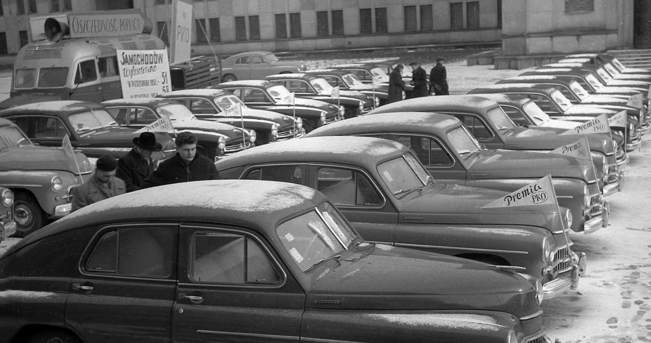 Warszawa, 1960 r. Wylosowane samochody marki "Warszawa" w konkursie oszczędności PKO /Zbyszko Siemaszko /Agencja FORUM