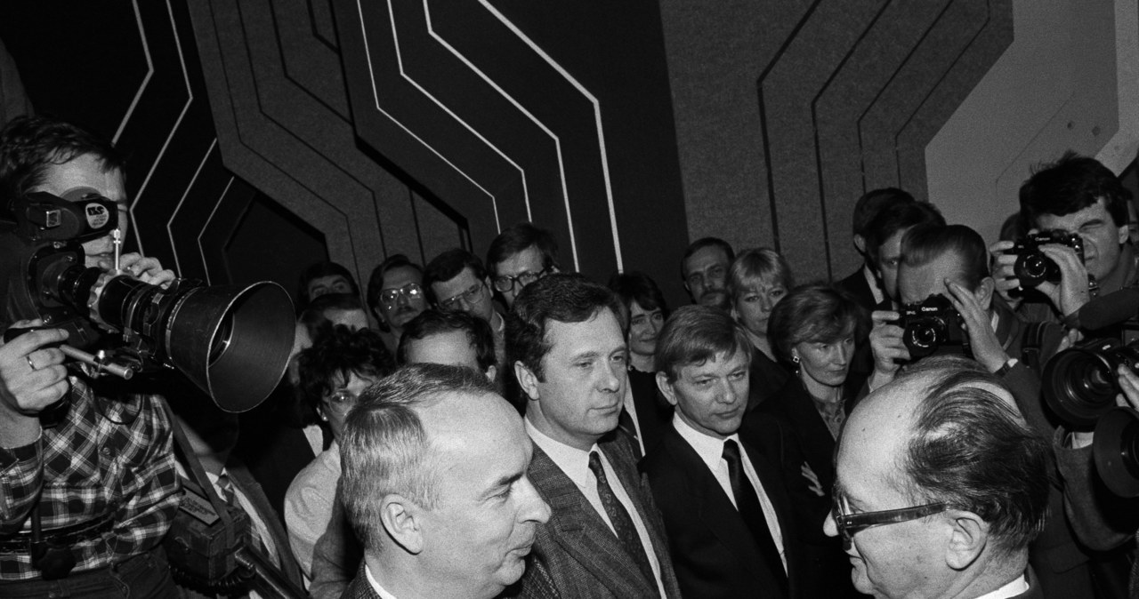 Warszawa, 1988. Jubileusz 30-lecia "Dziennika Telewizyjnego". n/z Wojciech Jaruzelski dekoruje zasłużonych dziennikarzy, od lewej: Witold Stefanowicz, Marek Tumanowicz, Grzegorz Wozniak. /RSW /Agencja FORUM