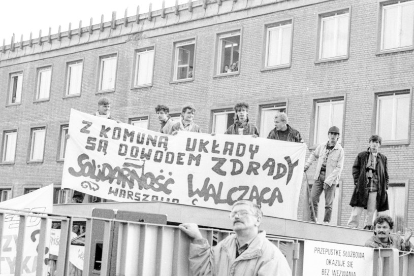 Warszawa, 1990, protest "Solidarnosci Walczacej" w trakcie kampanii wyborczej na prezydenta /Jacek Marczewski /Agencja FORUM