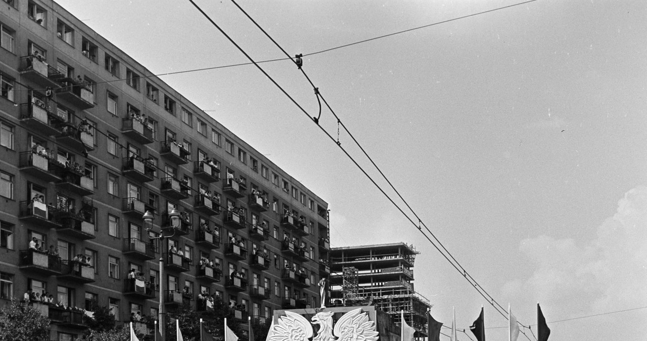 Warszawa, 22.07.1966. Obchody Święta Odrodzenia Polski, na zdjęciu pochód młodzieży ulicą Marszałkowską z hasłem "Niech żyje nasza ojczyzna Polska Ludowa" /Marek Zurn /FORUM /Agencja FORUM