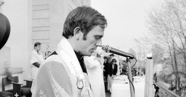 Warszawa, 25.04.1981. Ks. Jerzy Popiełuszko podczas uroczystości poświęcenia sztandaru NSZZ "Solidarność" Huty Warszawa /Adam Szymański  /Agencja FORUM