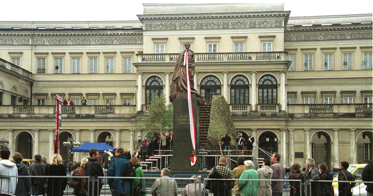 Warszawa, 29.09.2001, Plac Bankowy, odsłonięcie pomnika Juliusza Słowackiego /Jacek Łagowski /Agencja FORUM