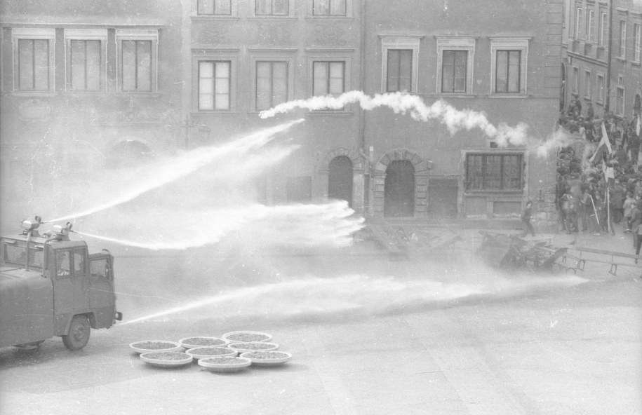 Warszawa, 3 maja 1982. Pacyfikacja niezależnej manifestacji solidarnościowej na Rynku Starego Miasta /Teodor Walczak /PAP