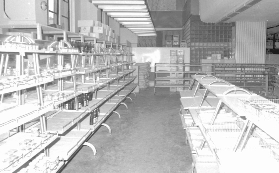 Warszawa 30.07.1981. Mimo wprowadzenia reglamentacji towarów stale występowały niedobory na rynku i braki w zaopatrzeniu sklepów w produkty żywnościowe. Nz. puste półki w sklepie spożywczym. /Tomasz Langda /PAP