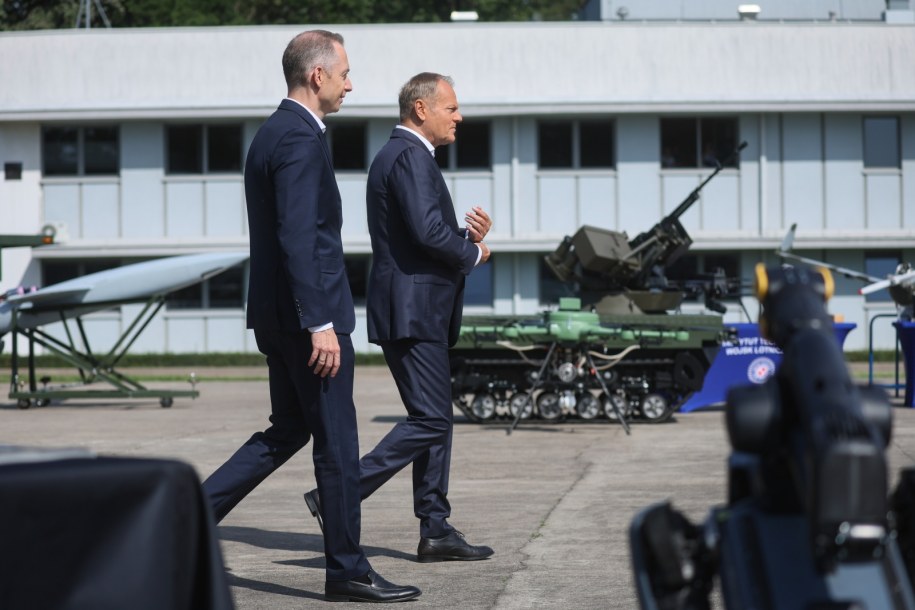 Warszawa, 30.07.2025. Premier Donald Tusk i wiceminister obrony narodowej Cezary Tomczyk na terenie Instytutu Technicznego Wojsk Lotniczych / PAP/Leszek Szymański /PAP
