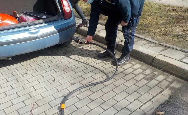 Warszawa: 35-latka odjechała ze stacji paliw z urwanym wężem dystrybutora