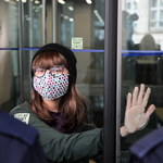 ​Warszawa: Aktywistka ekologiczna przykleiła się do drzwi jednego z sejmowych budynków