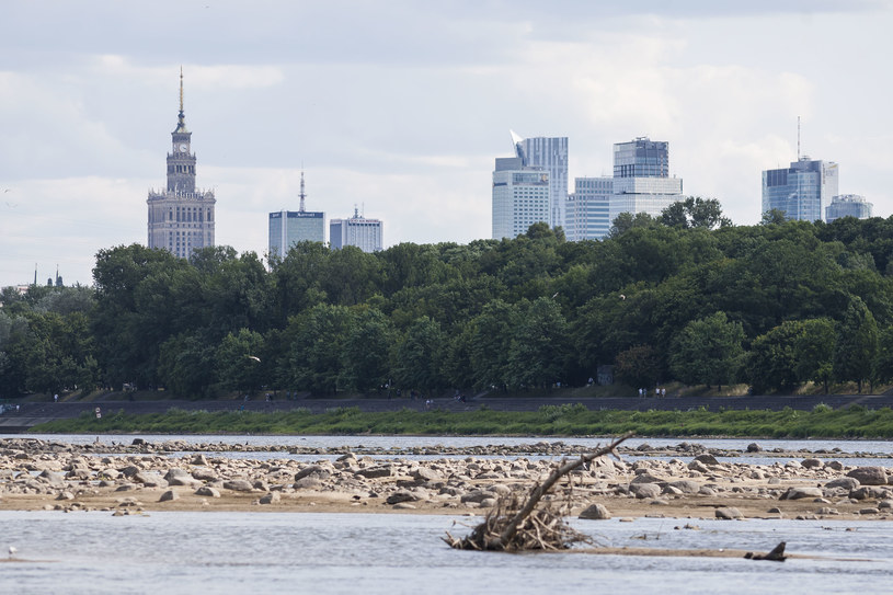 Warszawa: Bardzo niski poziom wody w Wiśle /FOT. SZYMON STARNAWSKI / POLSKA PRESS/GALLO IMAGES /Getty Images