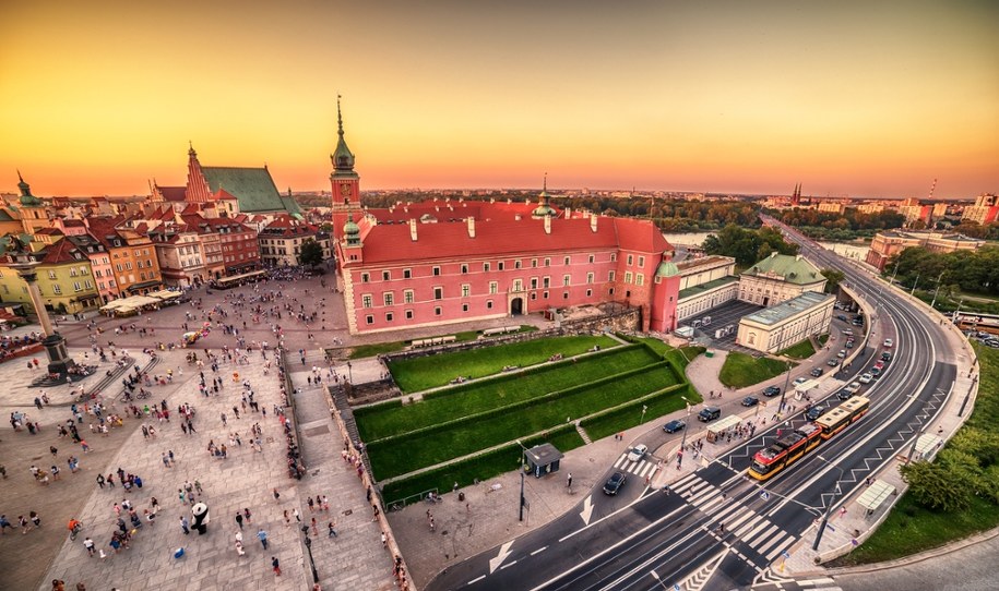 Warszawa bije rekordy popularności! Najbardziej atrakcyjne turystycznie miasta i regiony Polski według najnowszego raportu GUS /Shutterstock
