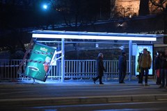 Warszawa: BMW wjechało w przystanek autobusowy 