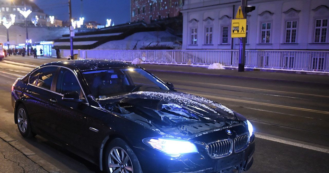 Warszawa: BMW wjechało w przystanek autobusowy 
