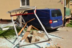 Warszawa: Bus wjechał w przystanek autobusowy