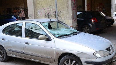 Warszawa: Ciało kobiety przed kamienicą, w mieszkaniu znaleziono zwłoki mężczyzny