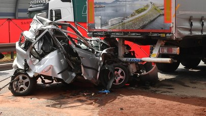 Warszawa: Ciężarówki zmiażdżyły osobówkę. 1 osoba nie żyje