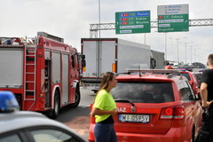 Warszawa: Ciężarówki zmiażdżyły osobówkę. 1 osoba nie żyje