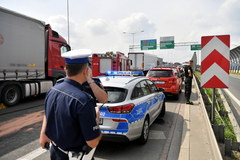 Warszawa: Ciężarówki zmiażdżyły osobówkę. 1 osoba nie żyje