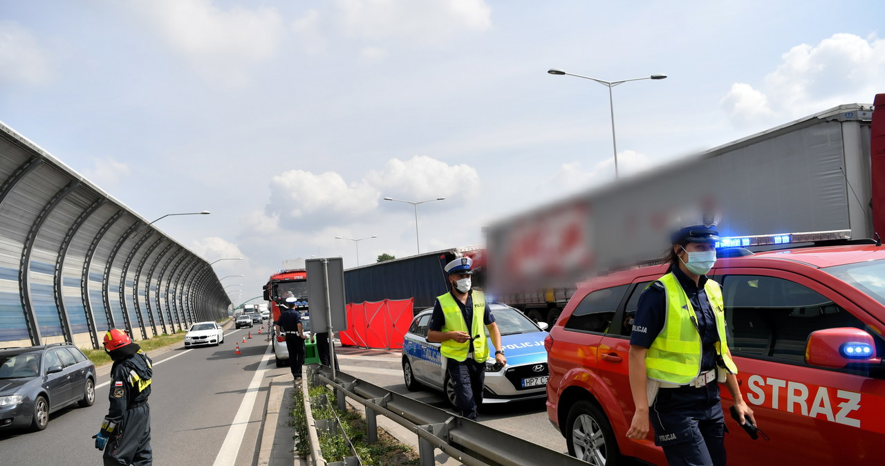 Warszawa: Ciężarówki zmiażdżyły osobówkę. 1 osoba nie żyje