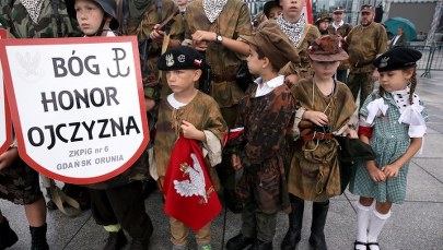 Warszawa czci powstańców: Zmiana warty przed Grobem Nieznanego Żołnierza 