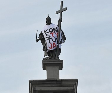 Warszawa: Figura Zygmunta III Wazy w koszulce z napisem "Konstytucja"