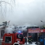 Warszawa: Gaszenie pożaru warsztatu samochodowego potrwa do wieczora