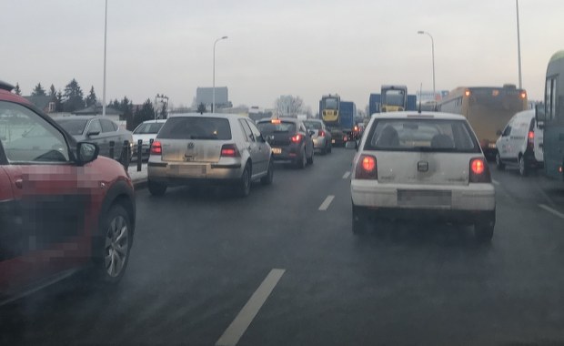 Warszawa: Gigantyczne korki z powodu... pługopiaskarki