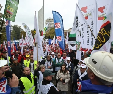 Warszawa: Gigantyczne utrudnienia w ruchu w centrum 