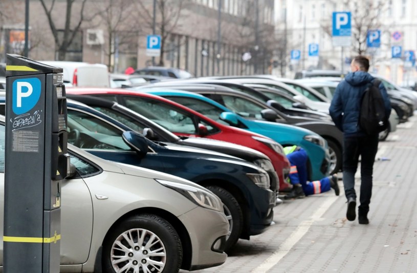 Warszawa jest w czołówce miast, które dynamicznie zwiększa nie tylko stawki opłat za parkowanie, ale też obszar stref /Piotr Molecki /East News