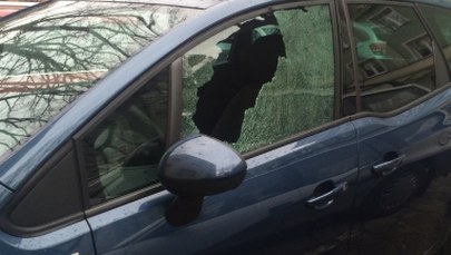 Warszawa: Kilkanaście samochodów uszkodzonych, poszukiwania sprawcy