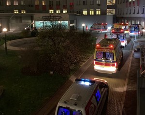 Warszawa: Kolejka karetek przed SOR-em. "Szpitale są niewydolne" 