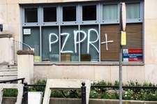 Warszawa: Kolejny atak na biuro PiS