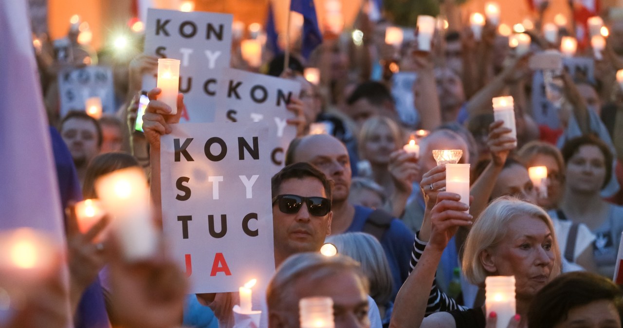 Warszawa: Kolejny dzień protestów przeciwko zmianom w sądownictwie