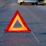 Warszawa: Kolizja na S8. Mercedes zderzył się z autobusem, którym podróżowali wojskowi