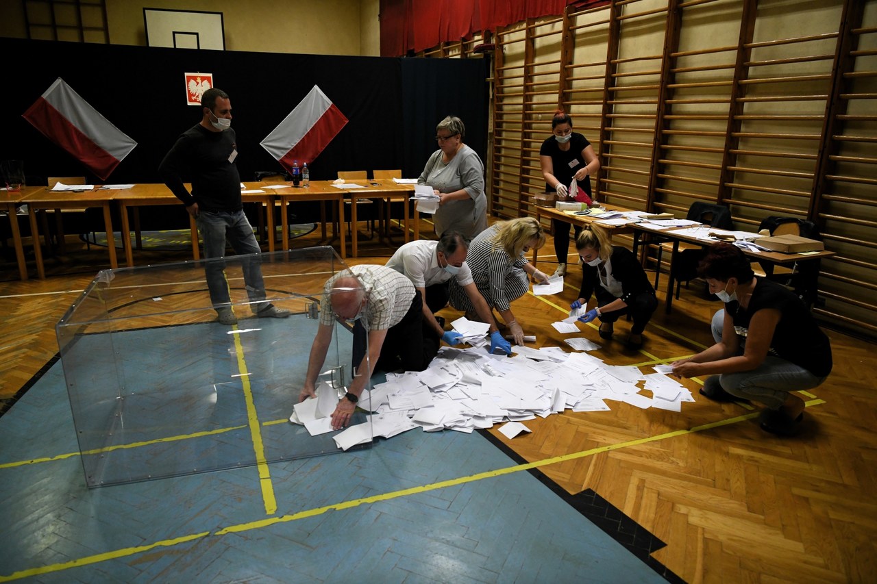 Warszawa: Komisja wyborcza czeka głównie na protokoły z zagranicy